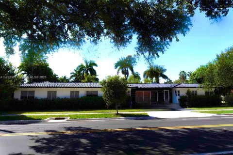 Casa en venta en Miami, Florida, 6 dormitorios, 197.88 m2 № 1737965 - foto 1