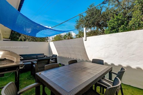 Casa en venta en Miami, Florida, 6 dormitorios, 197.88 m2 № 1737965 - foto 29