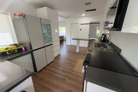 Casa en venta en Miami, Florida, 6 dormitorios, 197.88 m2 № 1737965 - foto 25
