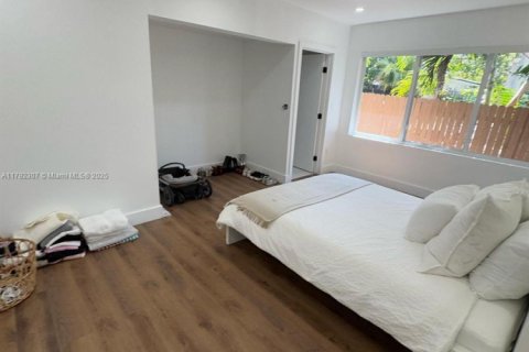 Casa en venta en Miami, Florida, 6 dormitorios, 197.88 m2 № 1737965 - foto 23