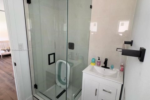 Casa en venta en Miami, Florida, 6 dormitorios, 197.88 m2 № 1737965 - foto 17