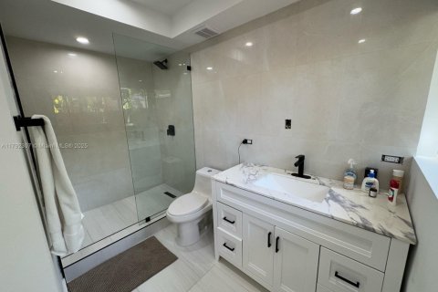 Casa en venta en Miami, Florida, 6 dormitorios, 197.88 m2 № 1737965 - foto 11