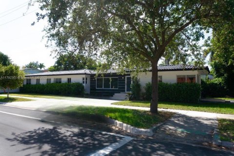 Casa en venta en Miami, Florida, 6 dormitorios, 197.88 m2 № 1737965 - foto 4
