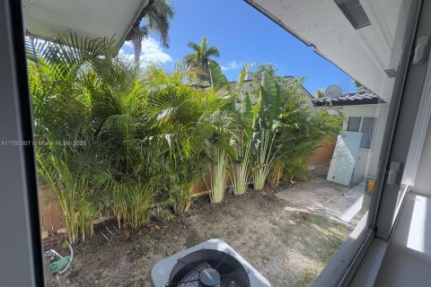Casa en venta en Miami, Florida, 6 dormitorios, 197.88 m2 № 1737965 - foto 19