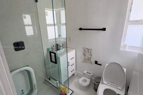 Casa en venta en Miami, Florida, 6 dormitorios, 197.88 m2 № 1737965 - foto 10