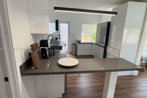Casa en venta en Miami, Florida, 6 dormitorios, 197.88 m2 № 1737965 - foto 16