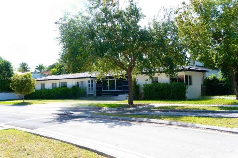 Casa en venta en Miami, Florida, 6 dormitorios, 197.88 m2 № 1737965 - foto 2