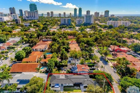 Casa en venta en Miami, Florida, 6 dormitorios, 197.88 m2 № 1737965 - foto 27