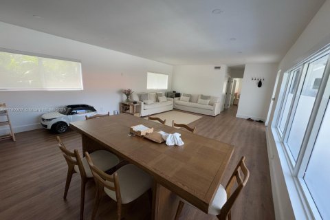 Casa en venta en Miami, Florida, 6 dormitorios, 197.88 m2 № 1737965 - foto 18