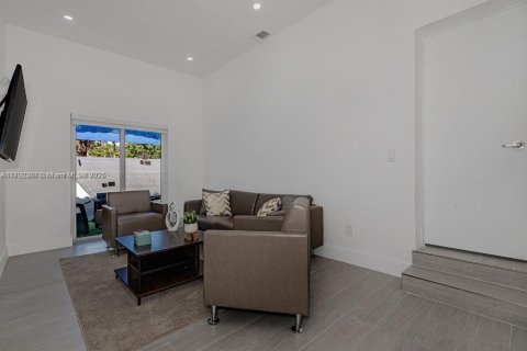 Casa en venta en Miami, Florida, 6 dormitorios, 197.88 m2 № 1737965 - foto 30