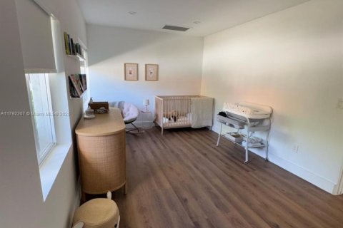 Casa en venta en Miami, Florida, 6 dormitorios, 197.88 m2 № 1737965 - foto 13