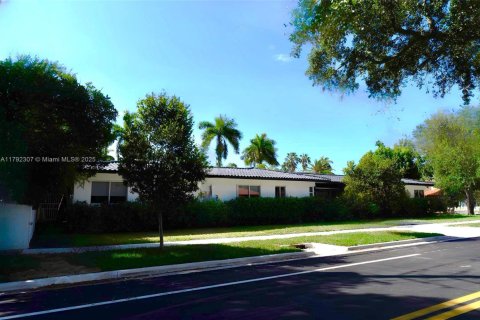 Casa en venta en Miami, Florida, 6 dormitorios, 197.88 m2 № 1737965 - foto 3