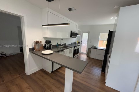 Casa en venta en Miami, Florida, 6 dormitorios, 197.88 m2 № 1737965 - foto 9