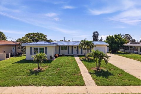 House in Port Charlotte, Florida 3 bedrooms, 140.65 sq.m. № 2289570