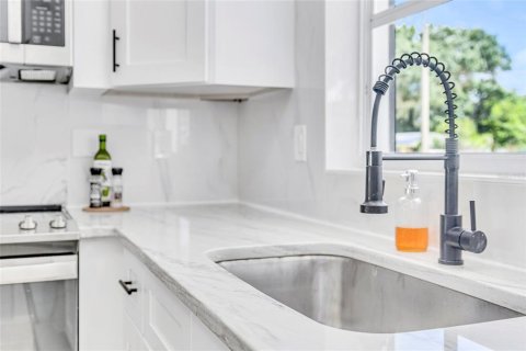Купить виллу или дом в Сарасота, Флорида 6 комнат, 140.93м2, № 1839032 - фото 11