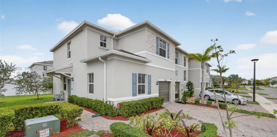 Townhouse in Homestead, Florida 4 bedrooms, 163.23 sq.m. № 2044524