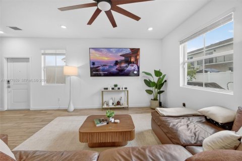 Townhouse in Homestead, Florida 4 bedrooms, 163.23 sq.m. № 2044524 - photo 11