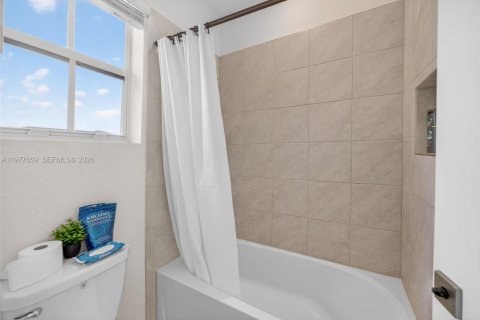 Townhouse in Homestead, Florida 4 bedrooms, 163.23 sq.m. № 2044524 - photo 23