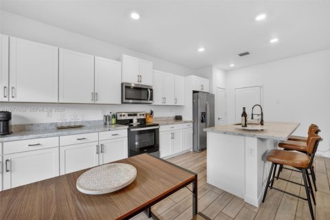 Townhouse in Homestead, Florida 4 bedrooms, 163.23 sq.m. № 2044524 - photo 12