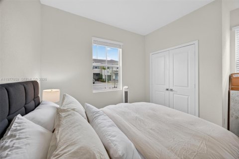 Townhouse in Homestead, Florida 4 bedrooms, 163.23 sq.m. № 2044524 - photo 13