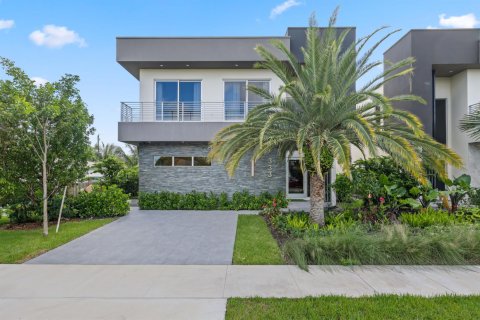 House in Delray Beach, Florida 4 bedrooms, 325.16 sq.m. № 2158528