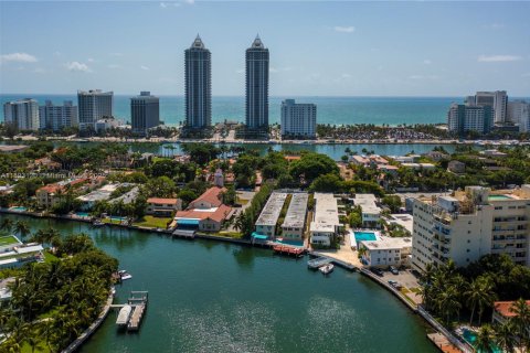 Condo in Miami Beach, Florida, 1 bedroom  № 2021720 - photo 20