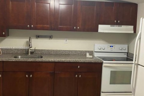 Снять в аренду виллу или дом в Майами, Флорида 1 спальня, 177.44м2, № 2032812 - фото 3