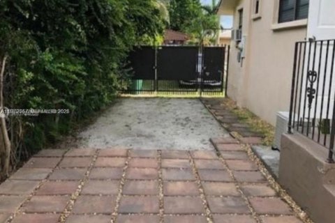 Снять в аренду виллу или дом в Майами, Флорида 1 спальня, 177.44м2, № 2032812 - фото 2