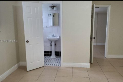 Снять в аренду виллу или дом в Майами, Флорида 1 спальня, 177.44м2, № 2032812 - фото 8