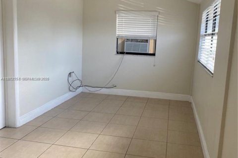 Снять в аренду виллу или дом в Майами, Флорида 1 спальня, 177.44м2, № 2032812 - фото 11