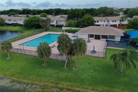 Townhouse in Pembroke Pines, Florida 2 bedrooms, 117.06 sq.m. № 1758809 - photo 27