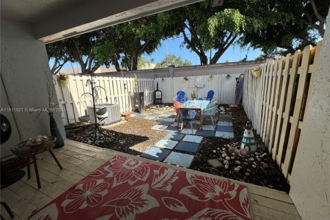 Townhouse in Pembroke Pines, Florida 2 bedrooms, 117.06 sq.m. № 1758809 - photo 4