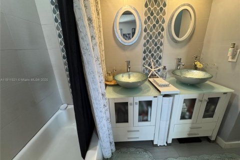 Townhouse in Pembroke Pines, Florida 2 bedrooms, 117.06 sq.m. № 1758809 - photo 25