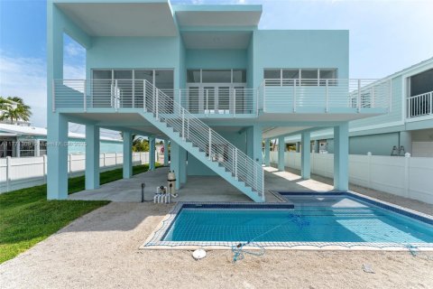 House in Key Largo, Florida 4 bedrooms № 1711851 - photo 1