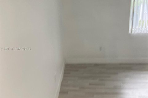 Снять в аренду таунхаус в Майами-Гарденс, Флорида 3 спальни, 123.56м2, № 1982398 - фото 11