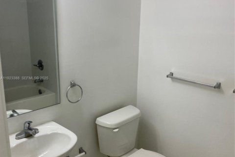 Снять в аренду таунхаус в Майами-Гарденс, Флорида 3 спальни, 123.56м2, № 1982398 - фото 16