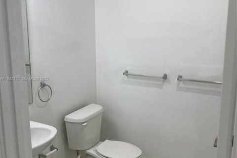 Снять в аренду таунхаус в Майами-Гарденс, Флорида 3 спальни, 123.56м2, № 1982398 - фото 15