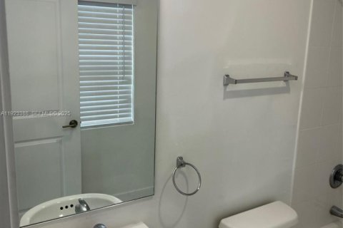 Снять в аренду таунхаус в Майами-Гарденс, Флорида 3 спальни, 123.56м2, № 1982398 - фото 12