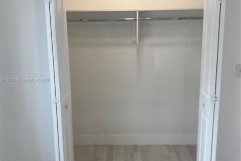 Снять в аренду таунхаус в Майами-Гарденс, Флорида 3 спальни, 123.56м2, № 1982398 - фото 9