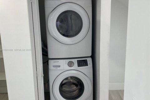 Снять в аренду таунхаус в Майами-Гарденс, Флорида 3 спальни, 123.56м2, № 1982398 - фото 7