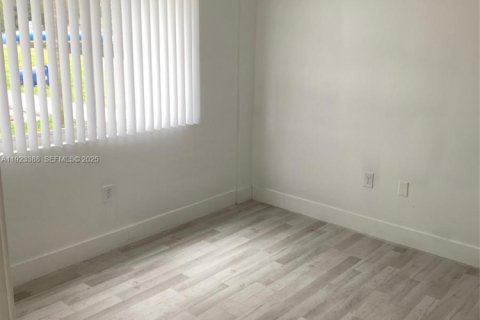 Снять в аренду таунхаус в Майами-Гарденс, Флорида 3 спальни, 123.56м2, № 1982398 - фото 3