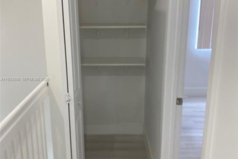 Снять в аренду таунхаус в Майами-Гарденс, Флорида 3 спальни, 123.56м2, № 1982398 - фото 17
