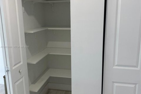 Снять в аренду таунхаус в Майами-Гарденс, Флорида 3 спальни, 123.56м2, № 1982398 - фото 6