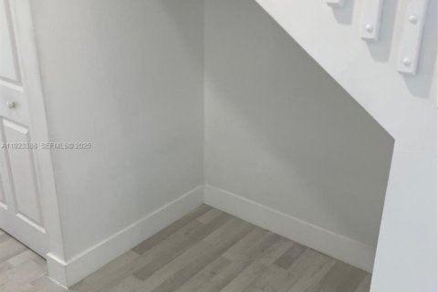 Снять в аренду таунхаус в Майами-Гарденс, Флорида 3 спальни, 123.56м2, № 1982398 - фото 4