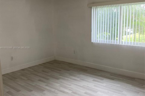 Снять в аренду таунхаус в Майами-Гарденс, Флорида 3 спальни, 123.56м2, № 1982398 - фото 8