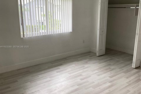 Снять в аренду таунхаус в Майами-Гарденс, Флорида 3 спальни, 123.56м2, № 1982398 - фото 10