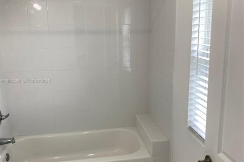 Снять в аренду таунхаус в Майами-Гарденс, Флорида 3 спальни, 123.56м2, № 1982398 - фото 13