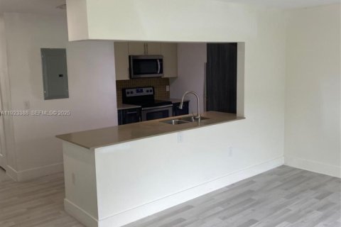 Снять в аренду таунхаус в Майами-Гарденс, Флорида 3 спальни, 123.56м2, № 1982398 - фото 5