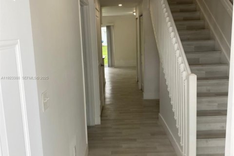 Снять в аренду таунхаус в Майами-Гарденс, Флорида 3 спальни, 123.56м2, № 1982398 - фото 2