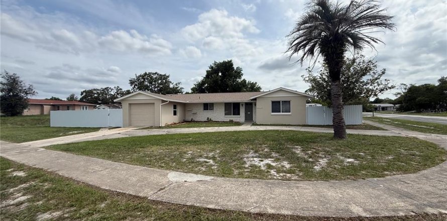House in Spring Hill, Florida 3 bedrooms, 128.58 sq.m. № 2202361